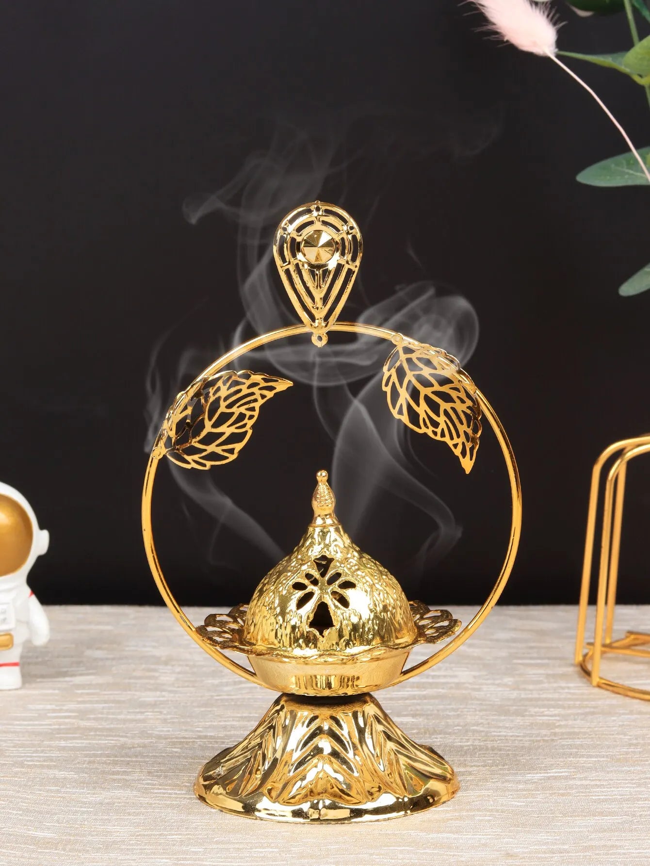 1pc Fashionable Gold Geometric Electroplating Process, Personalized and Exquisite Creative Home Aromatherapy Furnace Decorations